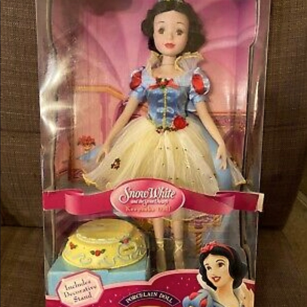 Disney Snow White - Porcelain Keepsake Doll